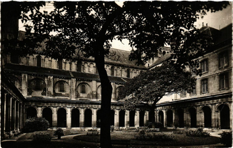 Carte postale ancienne Caen - Abbaye aux Hommes - Cour du Cloitre à Caen