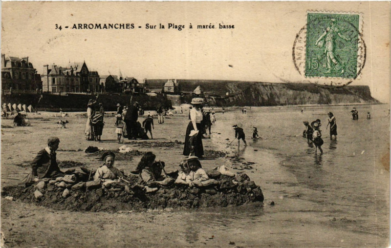 Carte postale ancienne Arromanches - Sur la Plage a marée basse