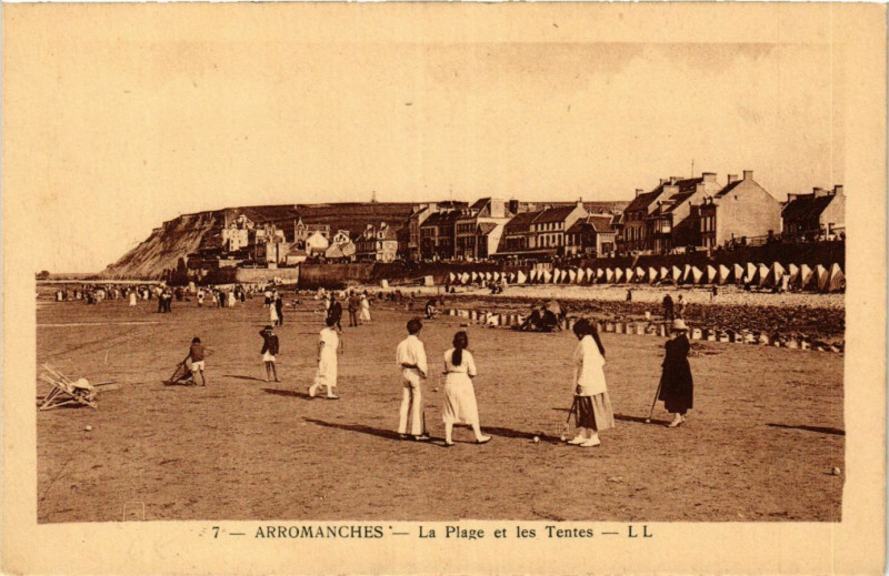 Carte postale ancienne Arromanches - La Plage et les Tentes