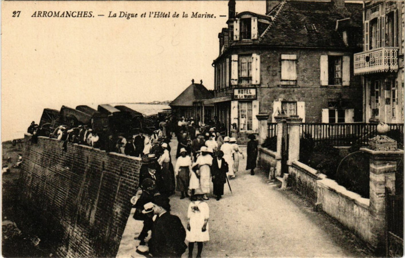 Carte postale ancienne Arromanches - La Digue et l'Hotel de la Marine