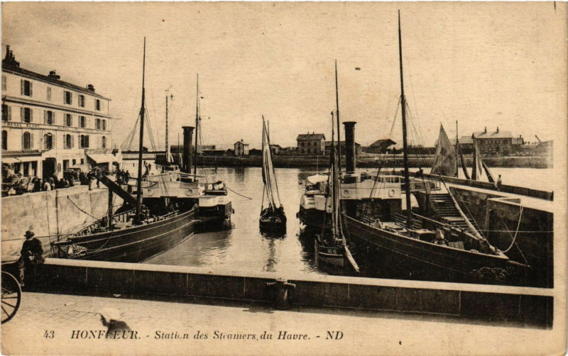 Carte postale ancienne Honfleur-Station des Steamers du Havre à Honfleur