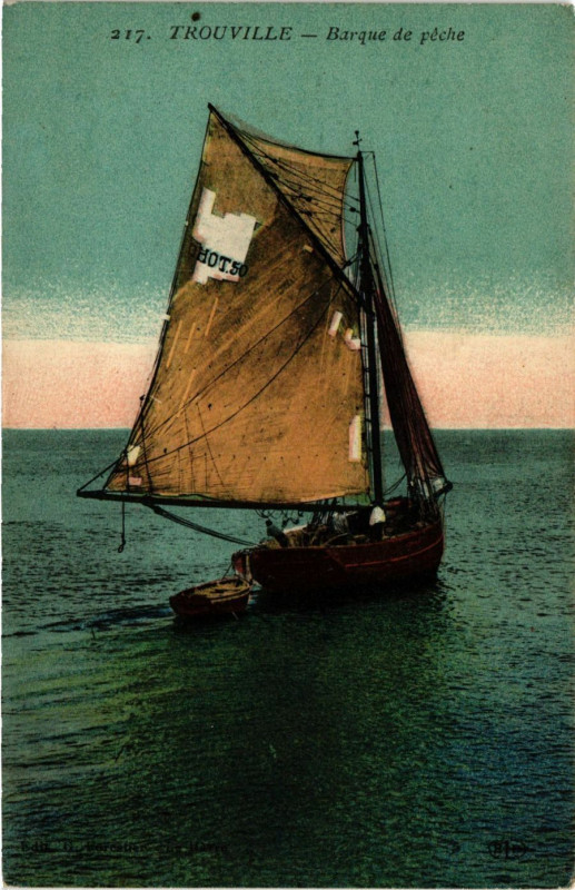 Carte postale ancienne Trouville - Barque de peche