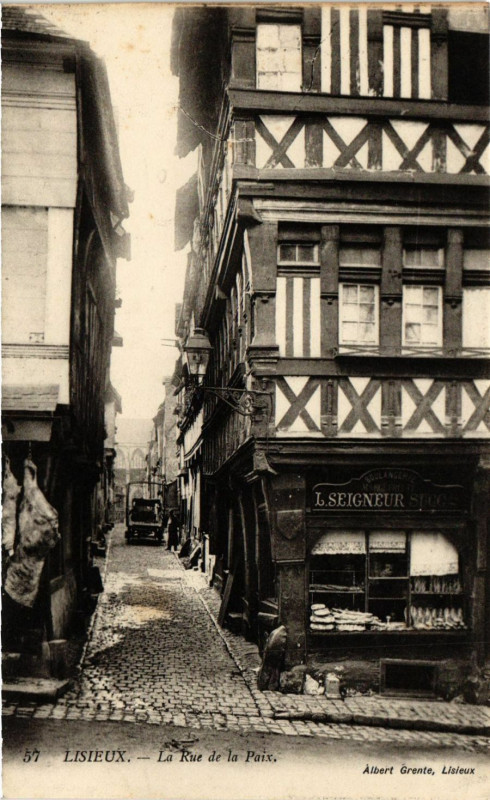 Carte postale ancienne Lisieux - La Rue de la Paix à Lisieux