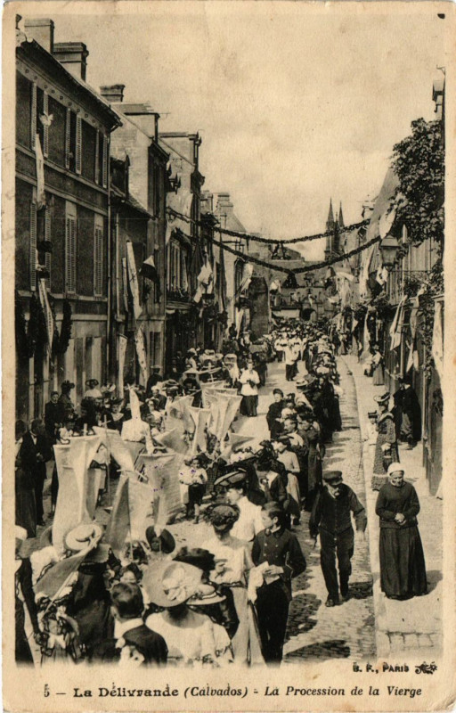 Carte postale ancienne La Delivrande - La Procession de la Vierge