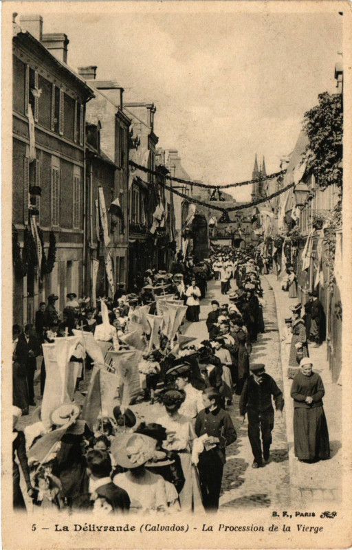 Carte postale ancienne La Delivrande - La Procession de la Vierge