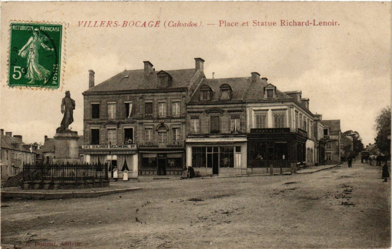 Carte postale ancienne Villers Bocage - Place et Statue Richard-Lenoir à Villers-Bocage