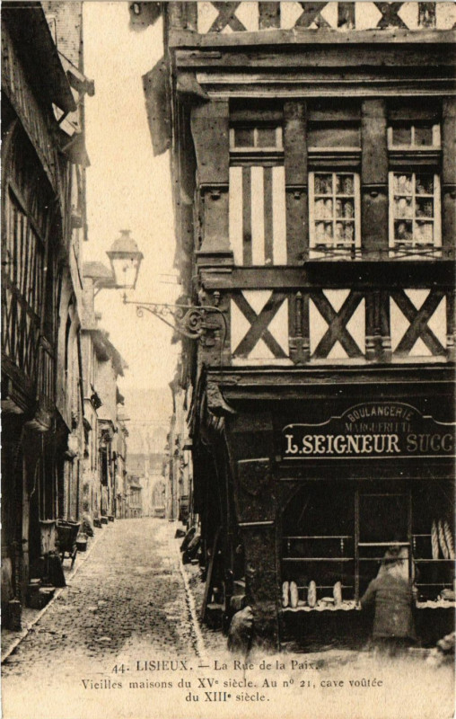Carte postale ancienne Lisieux - La Rue de la Paix à Lisieux