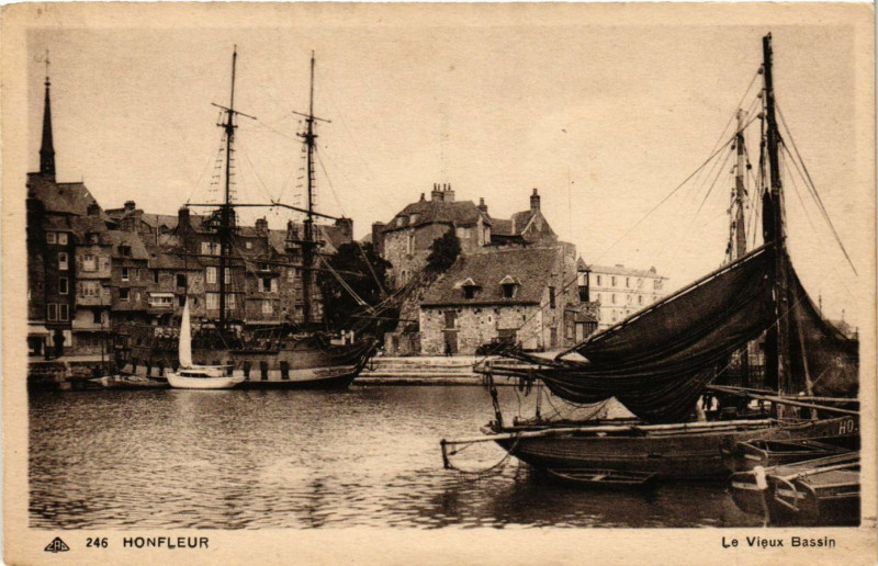 Carte postale ancienne Honfleur - Le Vieux Bassin à Honfleur