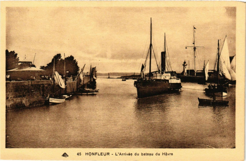 Carte postale ancienne Honfleur - L'Arrivee du bateau à Honfleur