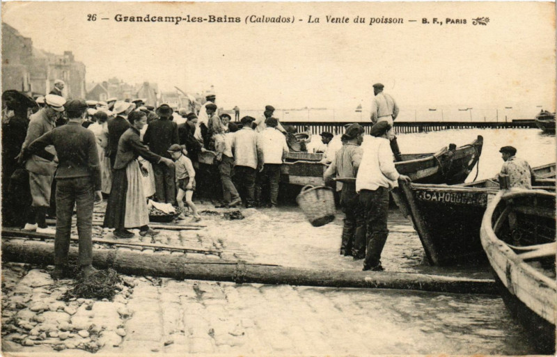 Carte postale ancienne Grandcamp-les-Bains - La Vente du poisson