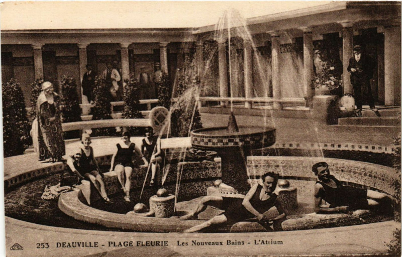 Carte postale ancienne Deauville - Les Nouveaux Bains à Deauville