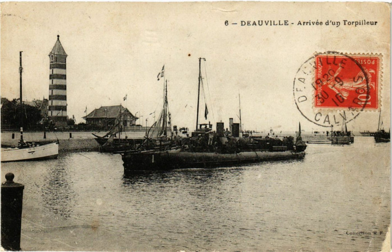 Carte postale ancienne Deauville - Arrivee d'un Torpilleur à Deauville