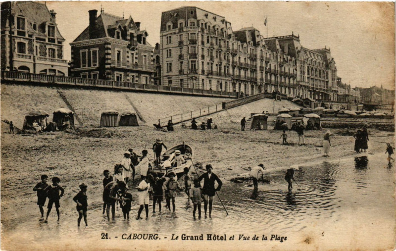 Carte postale ancienne Cabourg - Le Grand Hotel à Cabourg