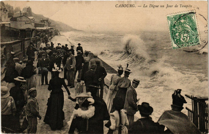 Carte postale ancienne Cabourg - La Digue un Jour de Tempete à Cabourg