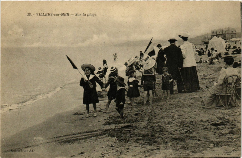 Carte postale ancienne Villers-sur-Mer - Sur la Plage à Villers-sur-Mer