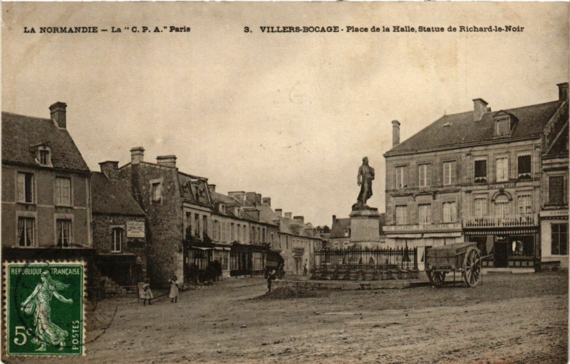 Carte postale ancienne Villers Bocage - Place de la Halle à Villers-Bocage