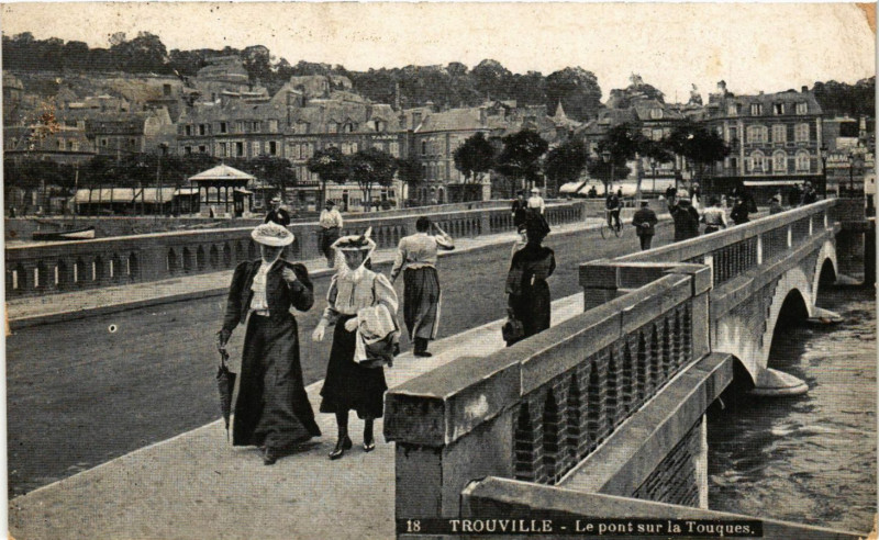 Carte postale ancienne Trouville - Le Pont sur la Touques à Touques