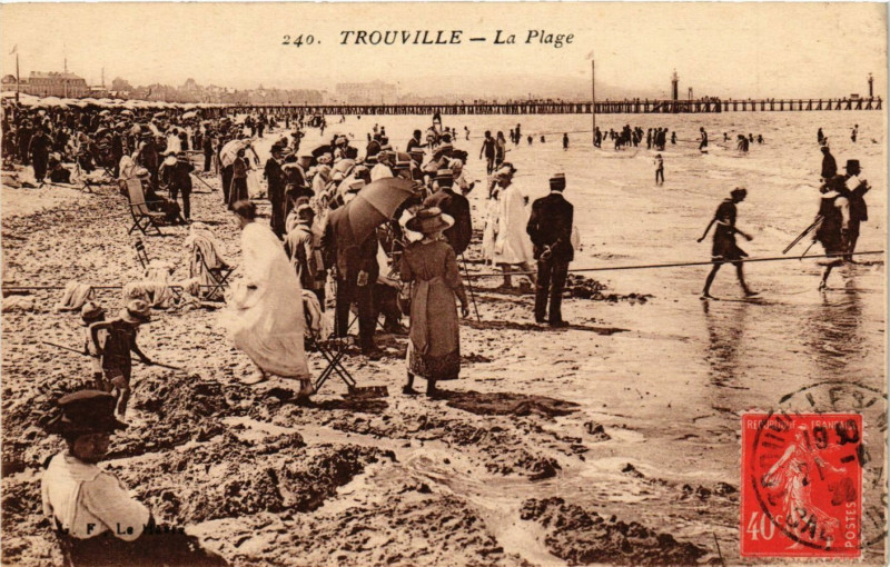 Carte postale ancienne Trouville - La Plage