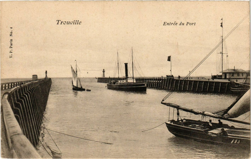 Carte postale ancienne Trouville - Entrée du Port