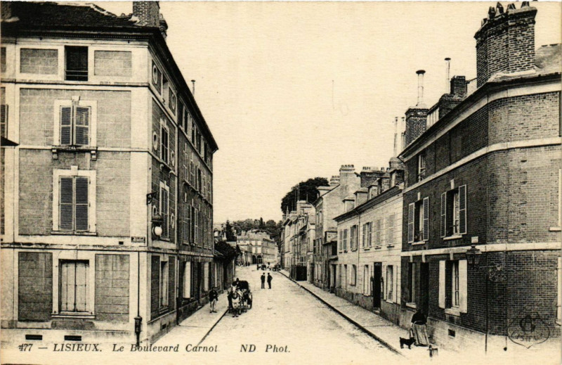 Carte postale ancienne Lisieux - Le Boulevard Carnot à Lisieux