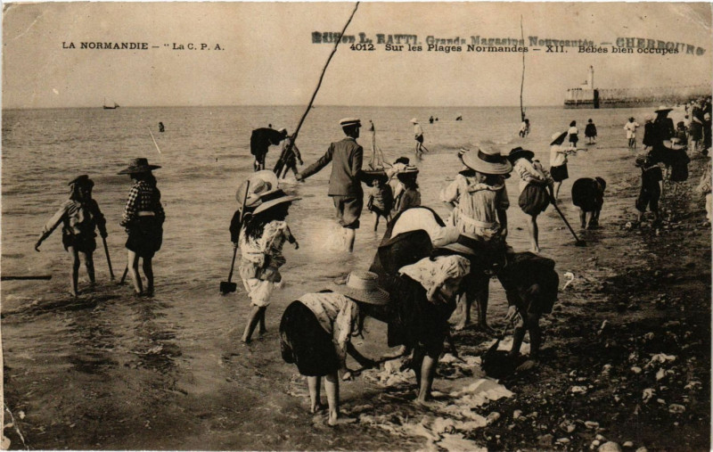Carte postale ancienne La Normandie - Sur la Plage