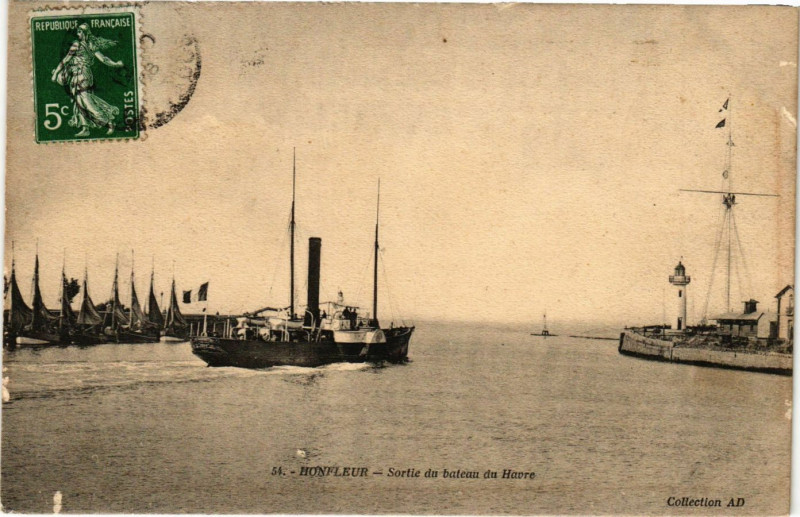 Carte postale ancienne Honfleur - Sortie du bateau du havre à Honfleur