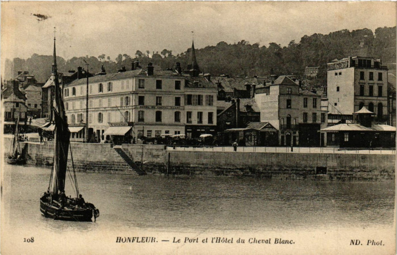 Carte postale ancienne Honfleur - Le Port et l'Hotel à Honfleur