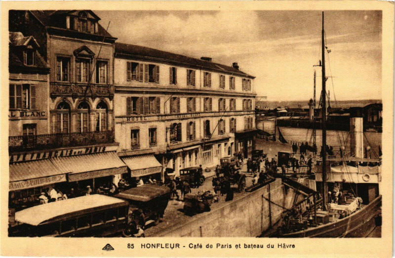 Carte postale ancienne Honfleur - Cafe de Paris à Honfleur