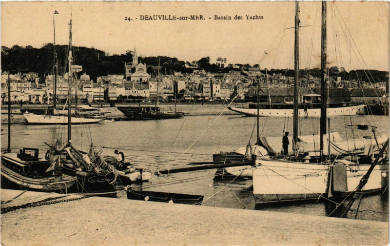 Carte postale ancienne Deauville-sur-Mer - Bassin des Yachts à Deauville
