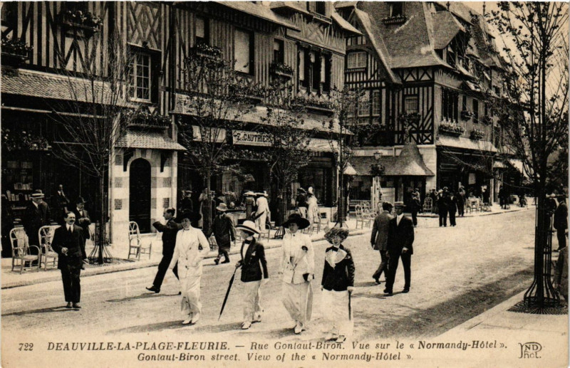 Carte postale ancienne Deauville La Plage Fleurie - Rue Gontaut Biron à Deauville