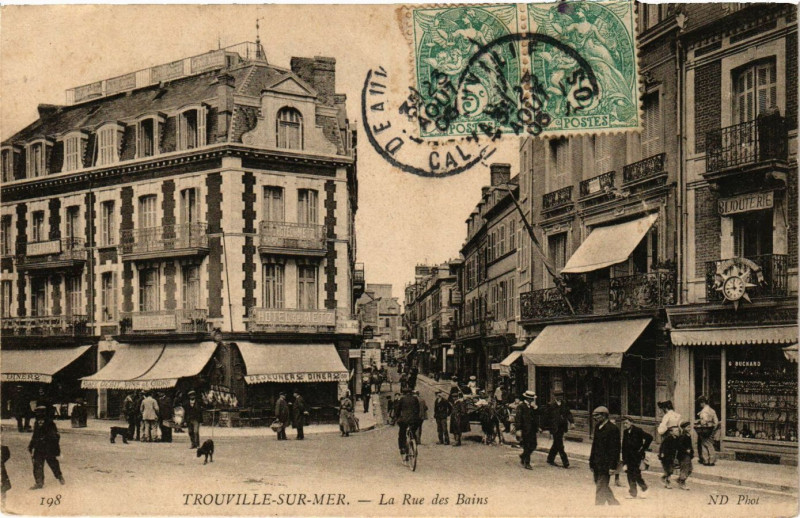 Carte postale ancienne Trouville-sur-Mer - La Rue des Bains à Trouville-sur-Mer