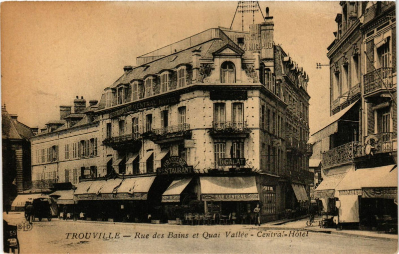 Carte postale ancienne Trouville - Rue des Bains