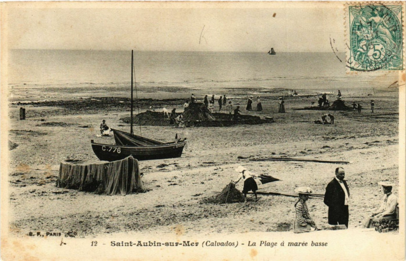 Carte postale ancienne Saint-Aubin-sur-Mer - La Plage à Saint-Aubin-sur-Mer