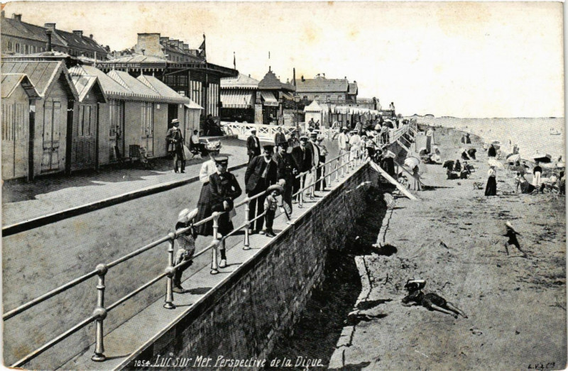 Carte postale ancienne Luc-sur-Mer - Perspective de la Digue à Luc-sur-Mer