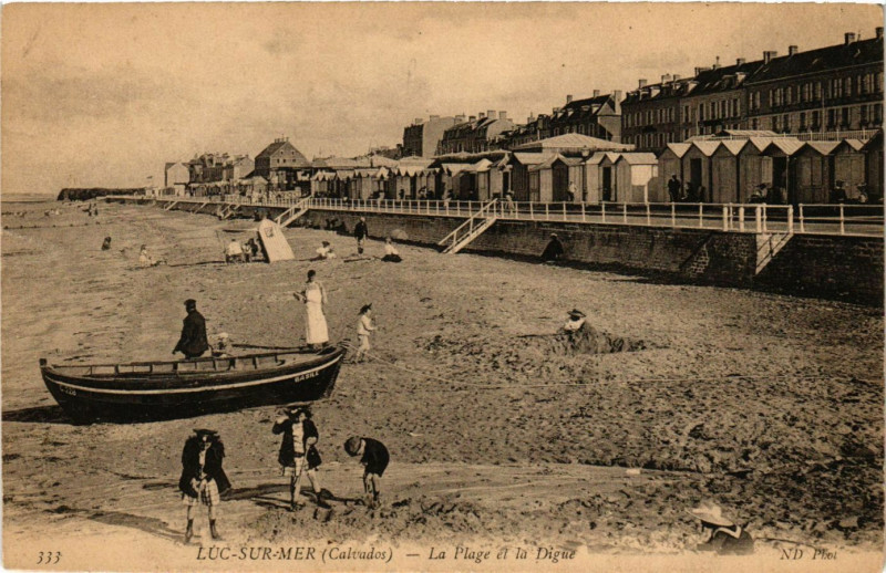 Carte postale ancienne Luc-sur-Mer - La Plage à Luc-sur-Mer