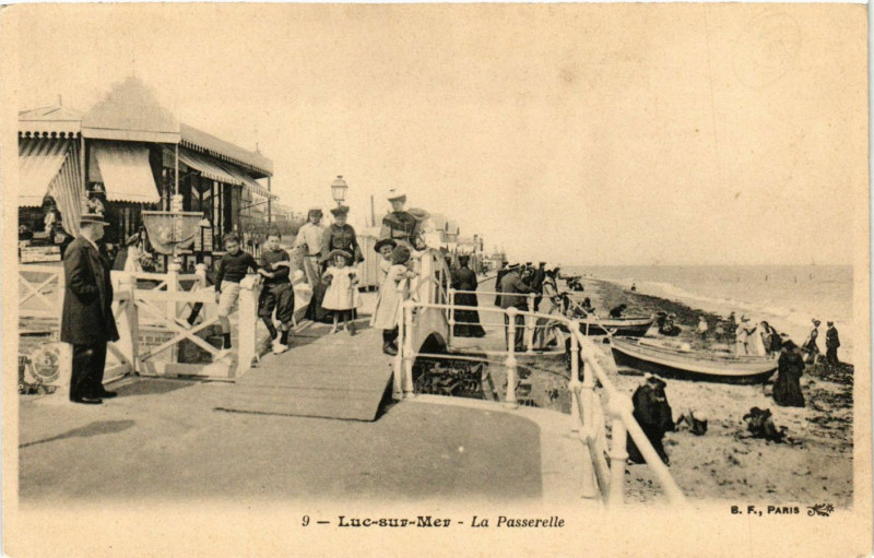 Carte postale ancienne Luc-sur-Mer - La Passerelle à Luc-sur-Mer
