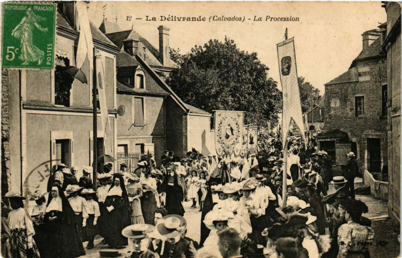 Carte postale ancienne La Delivrande - La Procession