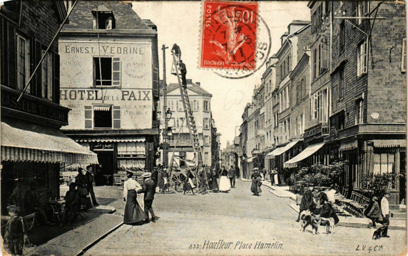 Carte postale ancienne Honfleur - Place Hamelin à Honfleur