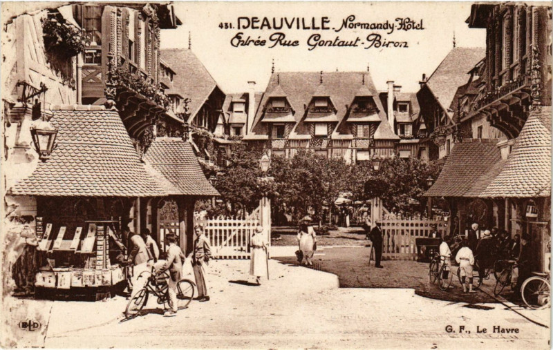 Carte postale ancienne Deauville - Entrée Rue Gontaut à Deauville