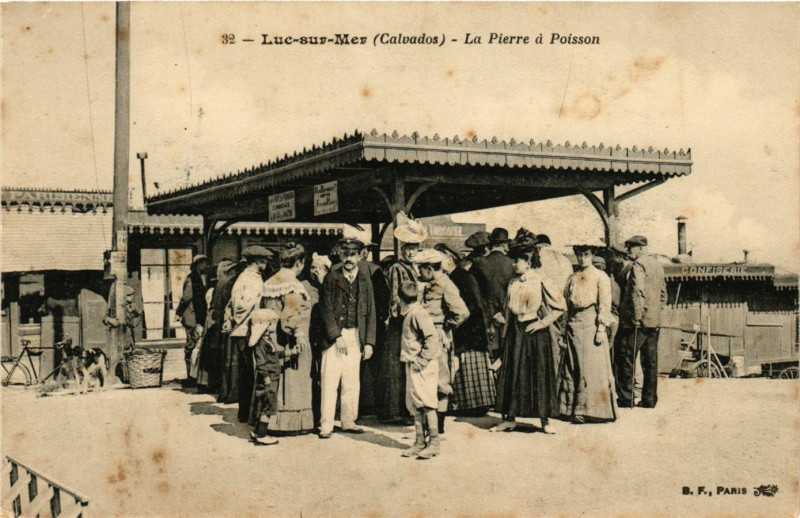 Carte postale ancienne Luc-sur-Mer - La Pierre a Poisson à Luc-sur-Mer