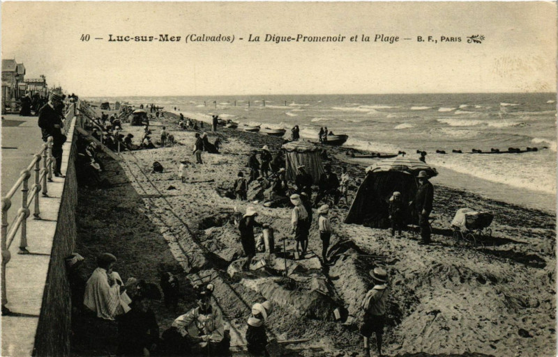Carte postale ancienne Luc-sur-Mer - La Digue à Luc-sur-Mer