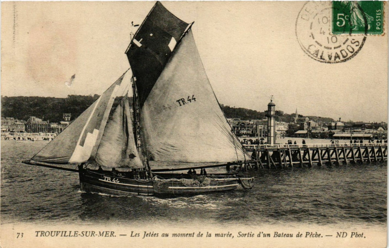 Carte postale ancienne Trouville-sur-Mer - Les Jetees au moment à Trouville-sur-Mer
