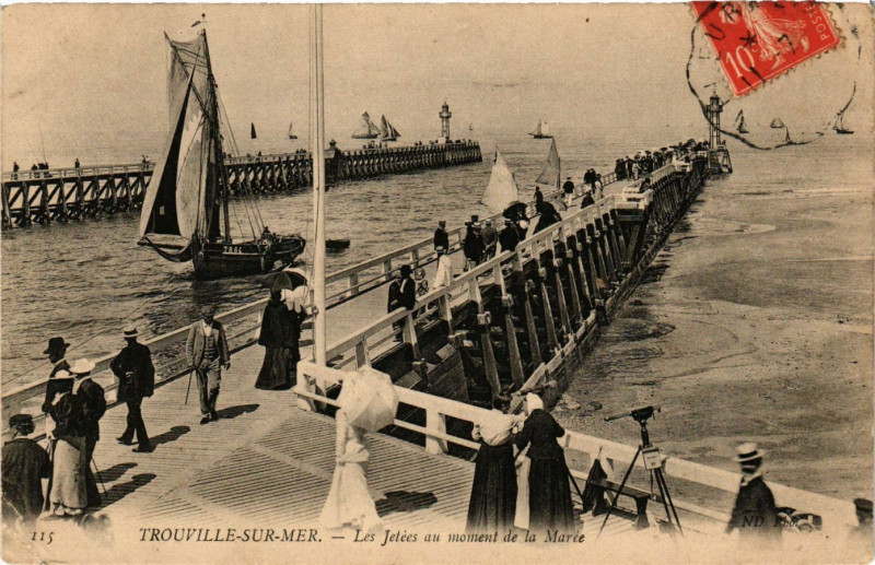 Carte postale ancienne Trouville-sur-Mer - Les Jetees au moment à Trouville-sur-Mer