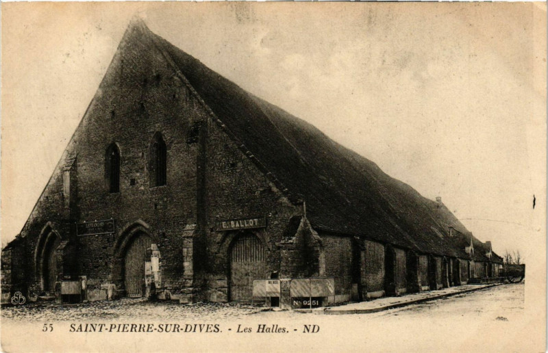 Carte postale ancienne Saint-Pierre-sur-Dives - Les Halles