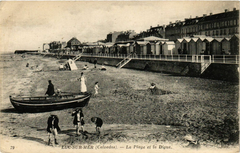 Carte postale ancienne Luc-sur-Mer - La Plage et la Digue à Luc-sur-Mer