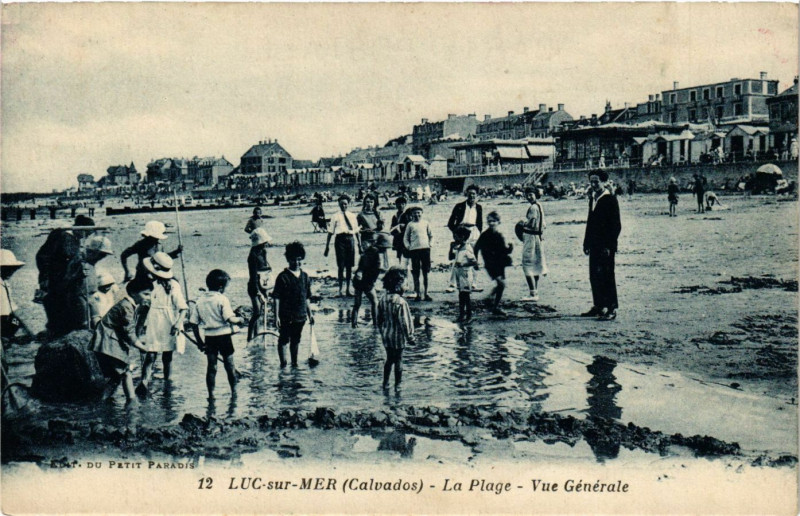 Carte postale ancienne Luc-sur-Mer - La Plage à Luc-sur-Mer