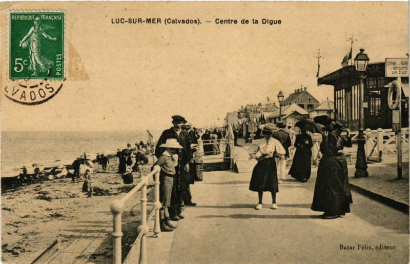 Carte postale ancienne Luc-sur-Mer - Centre de la Digue à Luc-sur-Mer