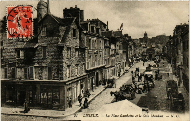 Carte postale ancienne Lisieux - La Place Gambetta à Lisieux