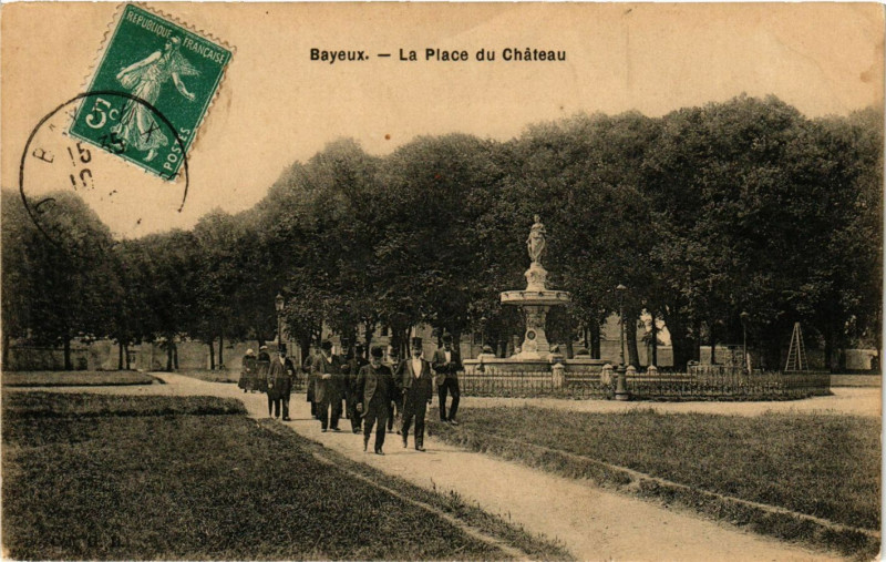 Carte postale ancienne Bayeux - La Place du Chateau à Bayeux