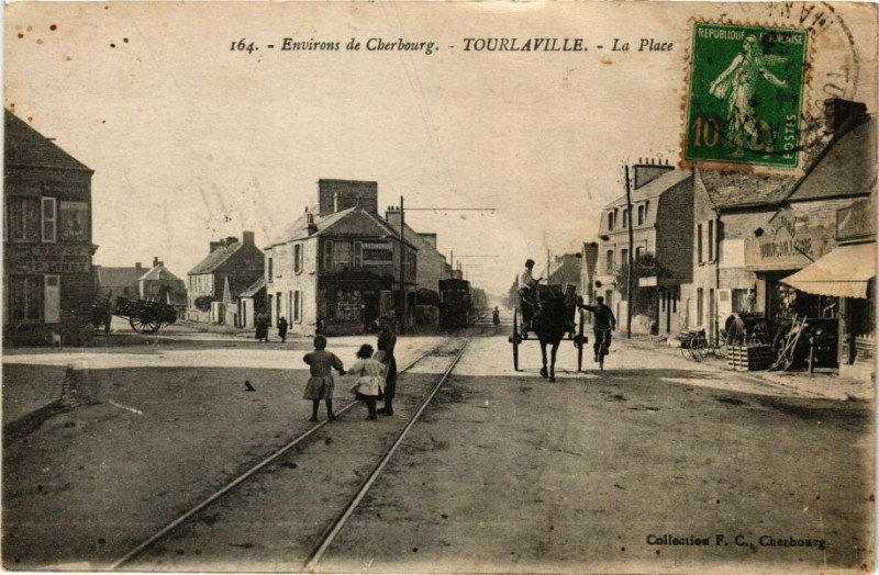 Carte postale ancienne Tourlaville - La Place